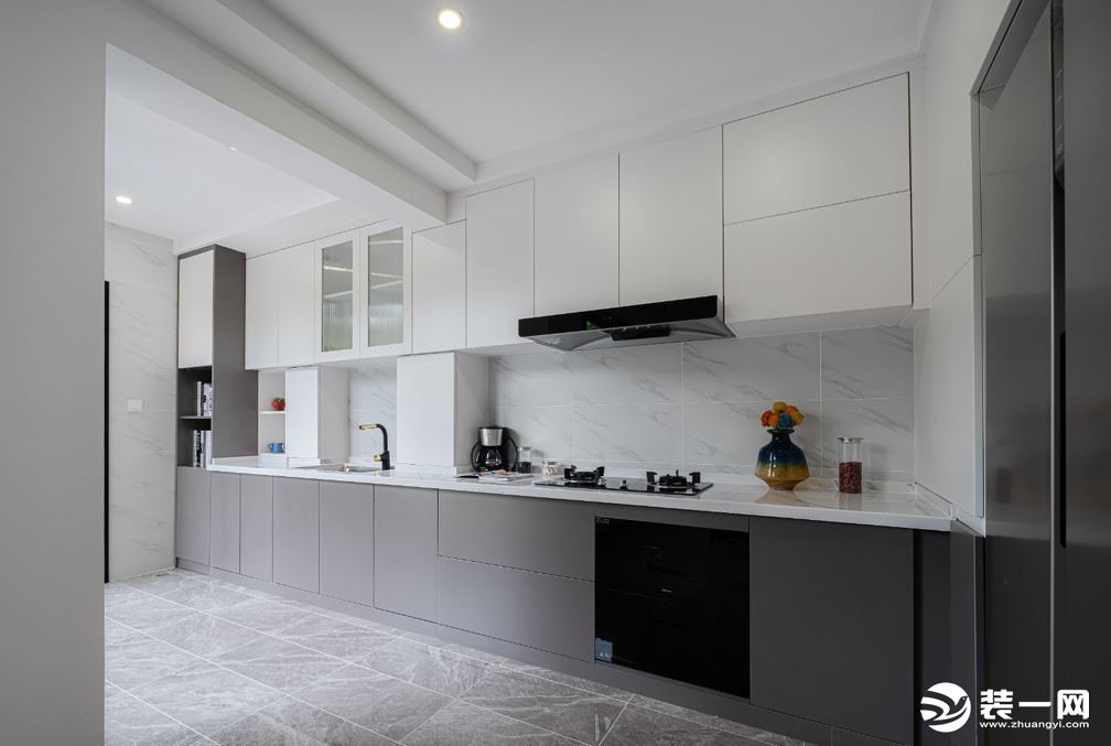 中式厨房运用白与灰基调色，赋予干净清爽的空间表情。