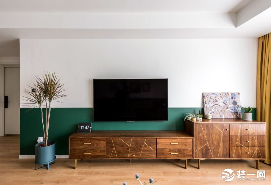 空間整體以素色為基礎色調，木色的輔助色提升了精致感，營造宜室宜家的居住氛圍。