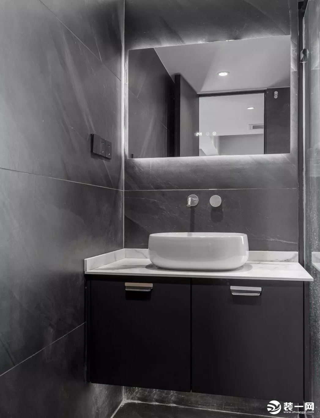 卫生间干湿区域划分，镜柜是不错的选择，既节省空间，又可收纳洗漱用品。