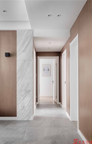光滑的走廊贯穿客厅，由瓷砖地板和令人惊叹的照明方案重新定义空间格调。与光滑的天花板凹槽和带纹理的墙板