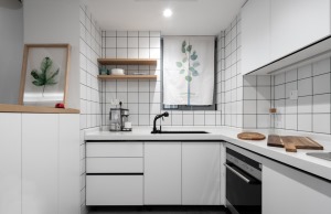 整个厨房以白色为主，黑色、木色作为点缀，水槽和水龙头也选择的黑色。