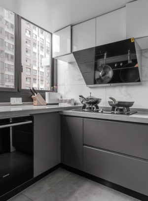 银色的橱柜泛着冷硬的金属光泽，构建起一个现代厨房。