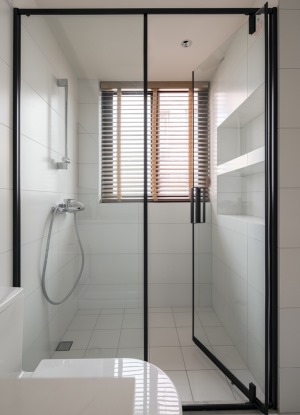 卫生间采用纯白配色，干净清爽，营造出舒适的洗浴空间。