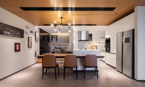 大理石与实木餐桌相契合的吧台设计，为日常增添了一份可放松慵懒的生活格调。
