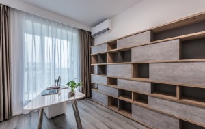 木色的书架和灰色门板搭配个性书桌椅，营造出优雅文静氛围。