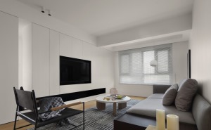 客厅中的梁体结构比较突出，选择白色与墙体色调融合弱化了梁体的厚重感。