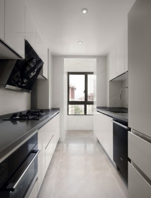 清爽的开放式厨房，整个厨房的主色调是黑色+白色，视觉上很通透。
