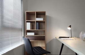 由于空間有限，書房也很簡潔，一張簡單的書桌，一個木質的書柜，一把舒適的座椅成為了一個精神寄托的角落