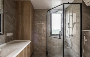 主卫钻石型淋浴房，壁挂式马桶，合理的运用空间。