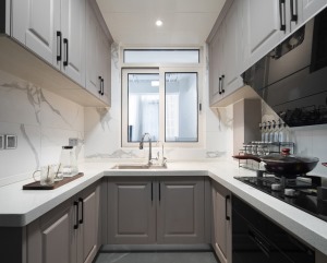 打造U型橱柜布局，满足业主对厨房储物功能的高需求。