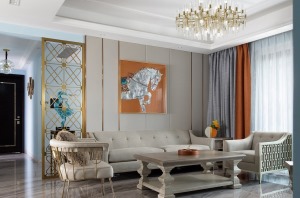 客厅里金属打造的镂空屏风，既是一种风雅意趣的表现，也在视觉上给人一种通透的感觉。