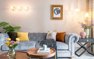 客廳整體色彩層次豐富，但遵循統一呼應，沙發背景選用粉色壁紙。