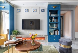 電視背景選用與餐廳淺藍色柜體同色系的深藍色。