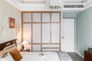 主臥的衣柜柜門，特別設計定制，木色邊框，布藝感飾面，與紅木家具配合使用。