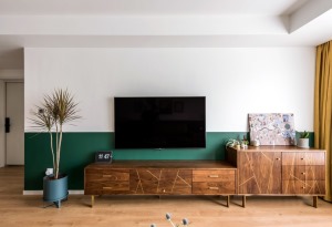 空間整體以素色為基礎色調，木色的輔助色提升了精致感，營造宜室宜家的居住氛圍。