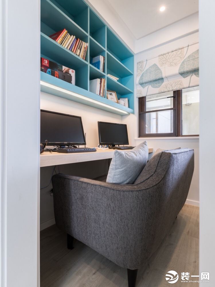 书房：简单的木质台面足够2人同时办公。嵌入墙体的书柜，颜色亮丽，呼应整体基调。