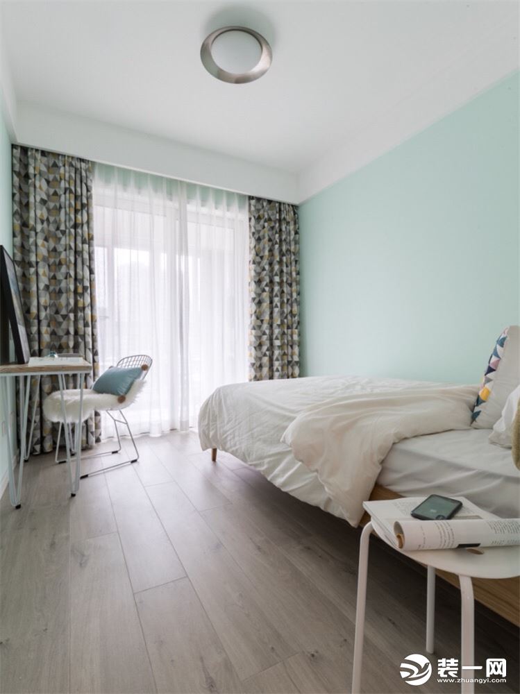 次卧：墙面使用薄荷绿的乳胶漆，窗帘与抱枕图案呼应，轻松活泼的氛围呼之欲出。