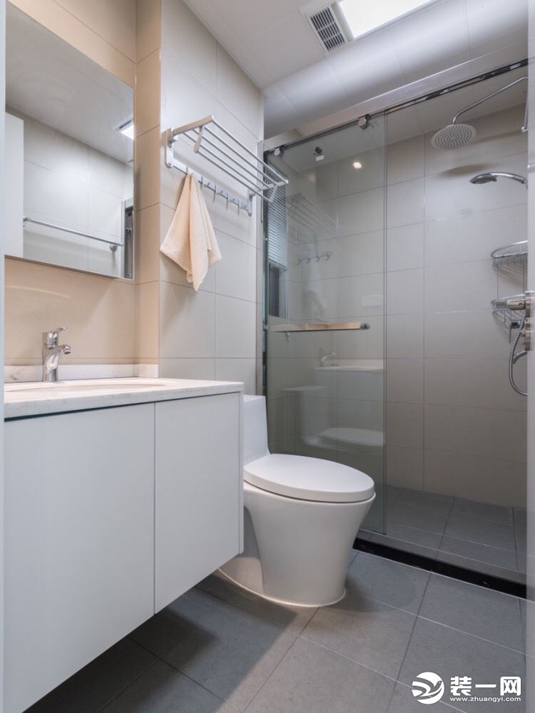 卫生间：灰白色调，低调清爽。淋浴间以玻璃门作隔断，干湿分离