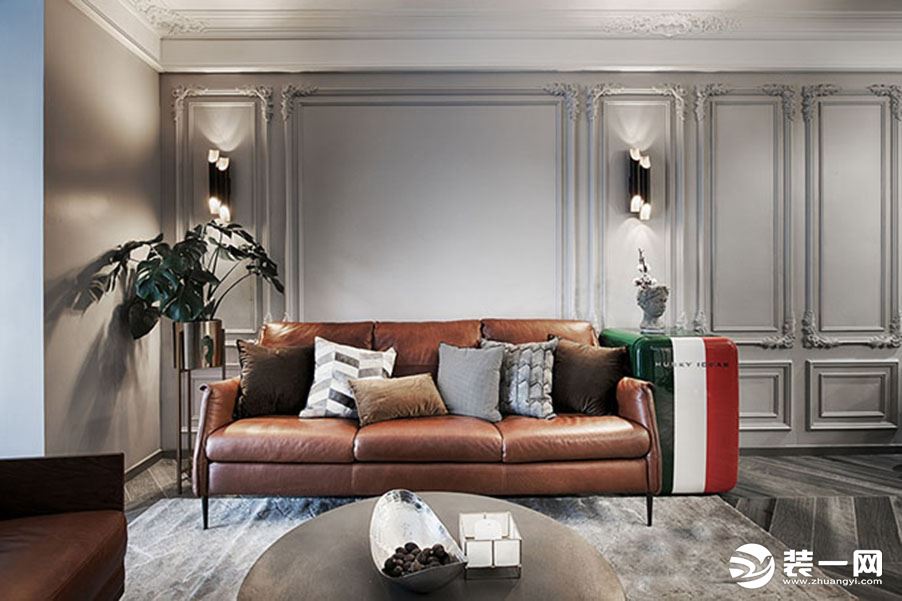 摆上复古调的家具，一个美式混搭的空间便油然而生，能够明确感受到空间中来自线条的美感。墙面的色调以浅灰