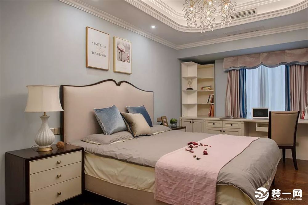 地面通铺木地板，墙面采用淡蓝色调，搭配米色家具，让空间变得柔和温暖