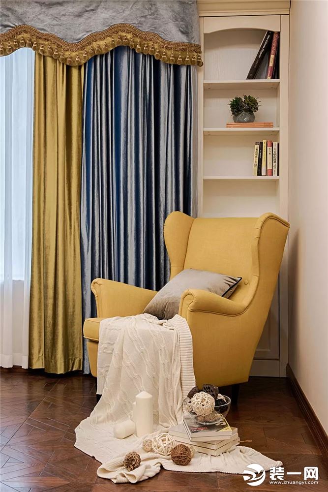 主卧复古地板，质感丰富，靠窗设计置物书架，搭配黄色单人椅，不乏温馨感。