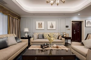 客厅整体以浅蓝灰色为主调，搭配米色家具与金色元素，空间层次丰富