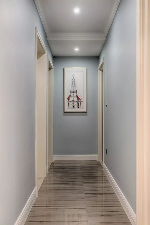 蓝灰色墙面清冷优雅，走廊尽头的挂画打造干净的端景