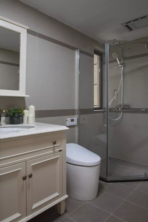卫生间设计了镜面柜门，壁挂式的收纳柜节省了很多空间。