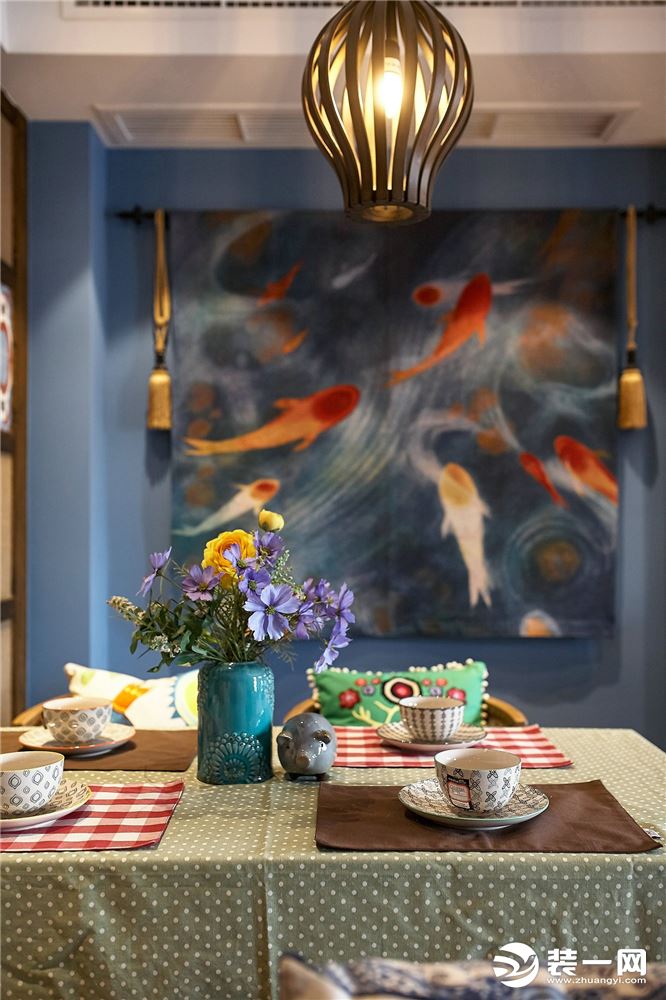 餐厅选择田园风的桌布与桌垫，墙上挂鲤鱼图，设计师将东南亚风格和东方文化融会贯通。一方面有鲤鱼跃龙