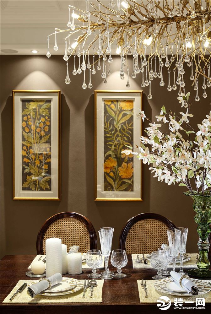 餐厅选用树枝水滴状的水晶吊灯，与剪枝插瓶梨花同框，素雅之中不失华贵，背景墙悬挂对联款壁画，有如夏花般