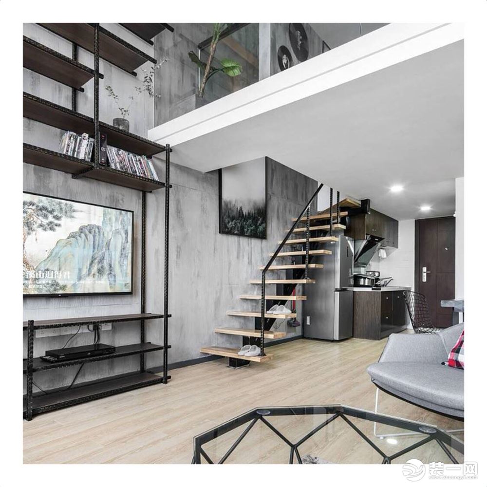 简约楼梯造型为客厅腾出更大空间，壁画与整体房屋风格相呼应，迷雾朦胧，透着一丝神秘气息。