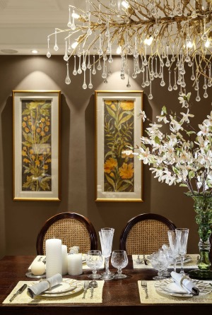 餐厅选用树枝水滴状的水晶吊灯，与剪枝插瓶梨花同框，素雅之中不失华贵，背景墙悬挂对联款壁画，有如夏花般
