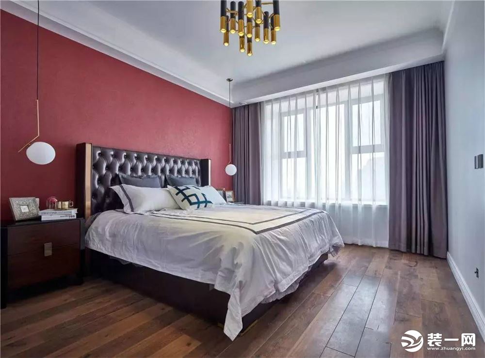 酒红色的床头背景墙，一款灰紫色的窗帘，协同天花吊灯的黑金格调，让主卧空间充满了浪漫情调
