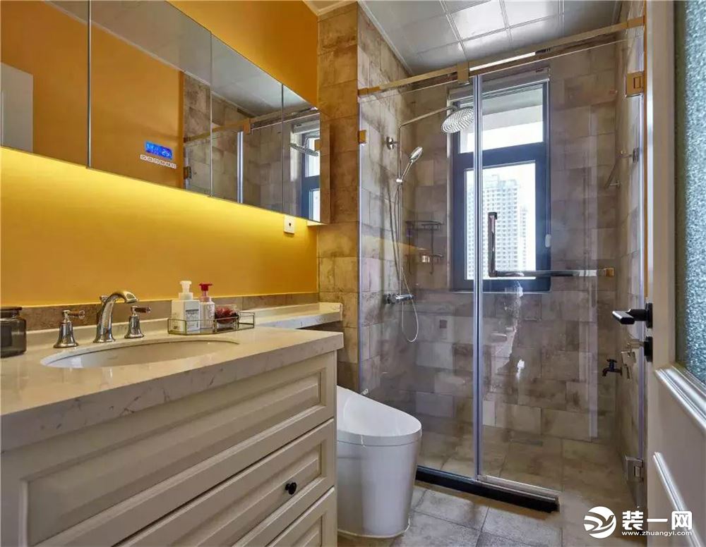 墙面一道橙色将洗漱空间划分了出来，在做旧的砖色基础上，打造了素净整洁又不失时尚活力的卫浴空间。