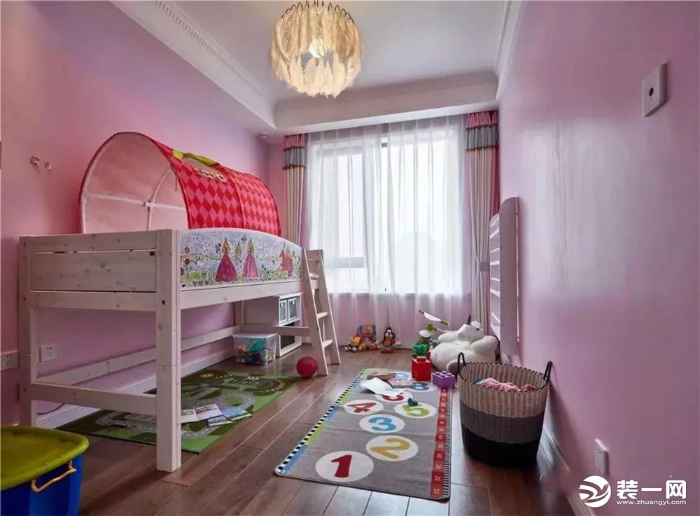 粉色的墙面基调，搭配遍地的卡通玩偶，童趣横生。而床底的架空则给家里的小棉袄腾出了更宽广的玩乐空间。