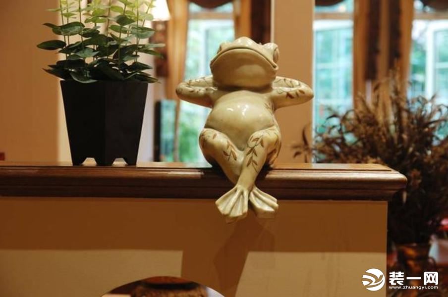 可爱的小青蛙雕塑享受家的温馨。