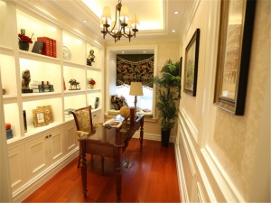 书房的家具配置上，选用了经典的古典欧式家具，气质高贵沉稳，细节雕刻精美，洋溢着古典的稳重华丽。