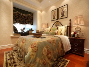 次卧的软装搭配以及欧式古典艺术品的挂画呈现欧式温馨以及家的氛围。