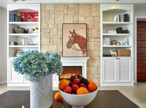 白色的木质家具，是客厅中的主角。搭配精致的软装充分展示美式元素。