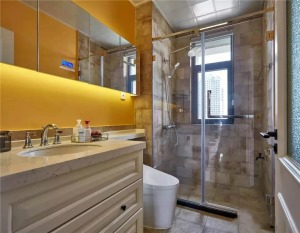墙面一道橙色将洗漱空间划分了出来，在做旧的砖色基础上，打造了素净整洁又不失时尚活力的卫浴空间。
