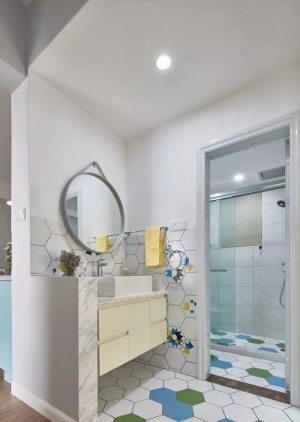 卫生间空间还算不错，做成干湿分离，做个浴帘+挡水条，效果也还不错。