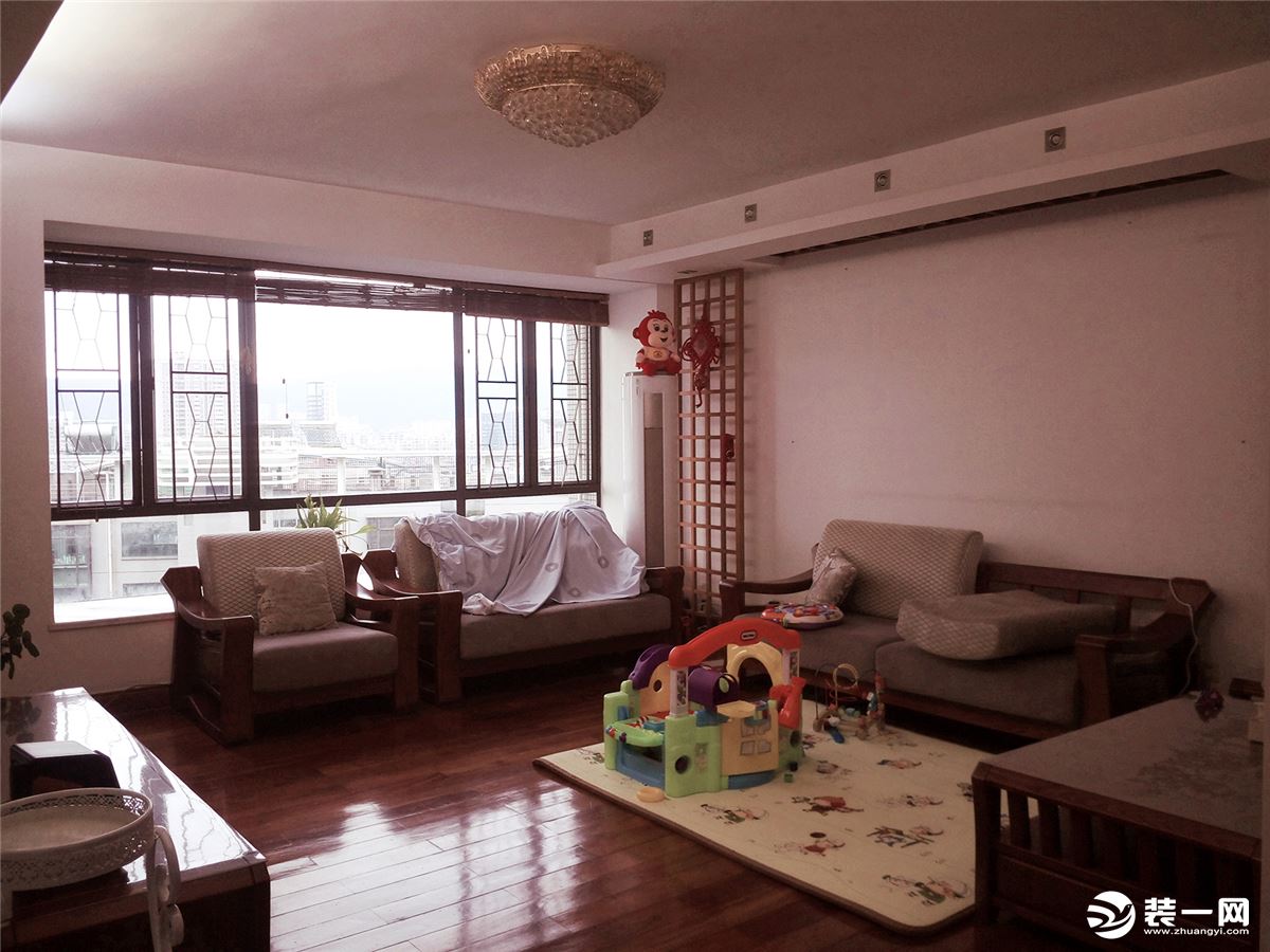 珠海五洲花城150平四居室现代美式风格装修实景图客厅