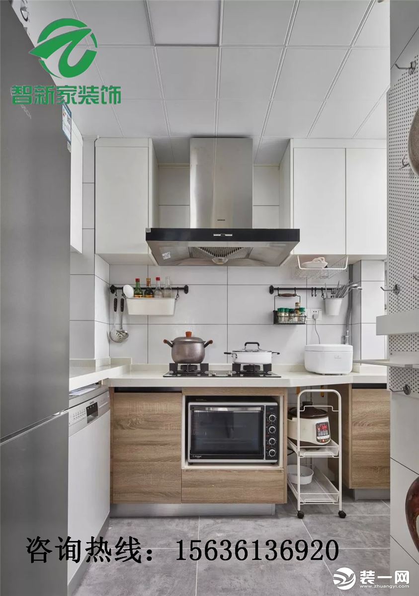 厨房内部是个L型的空间，冰箱和洗衣机放在了入口处，灰色的地砖搭配木质橱柜显得轻松而又舒适。