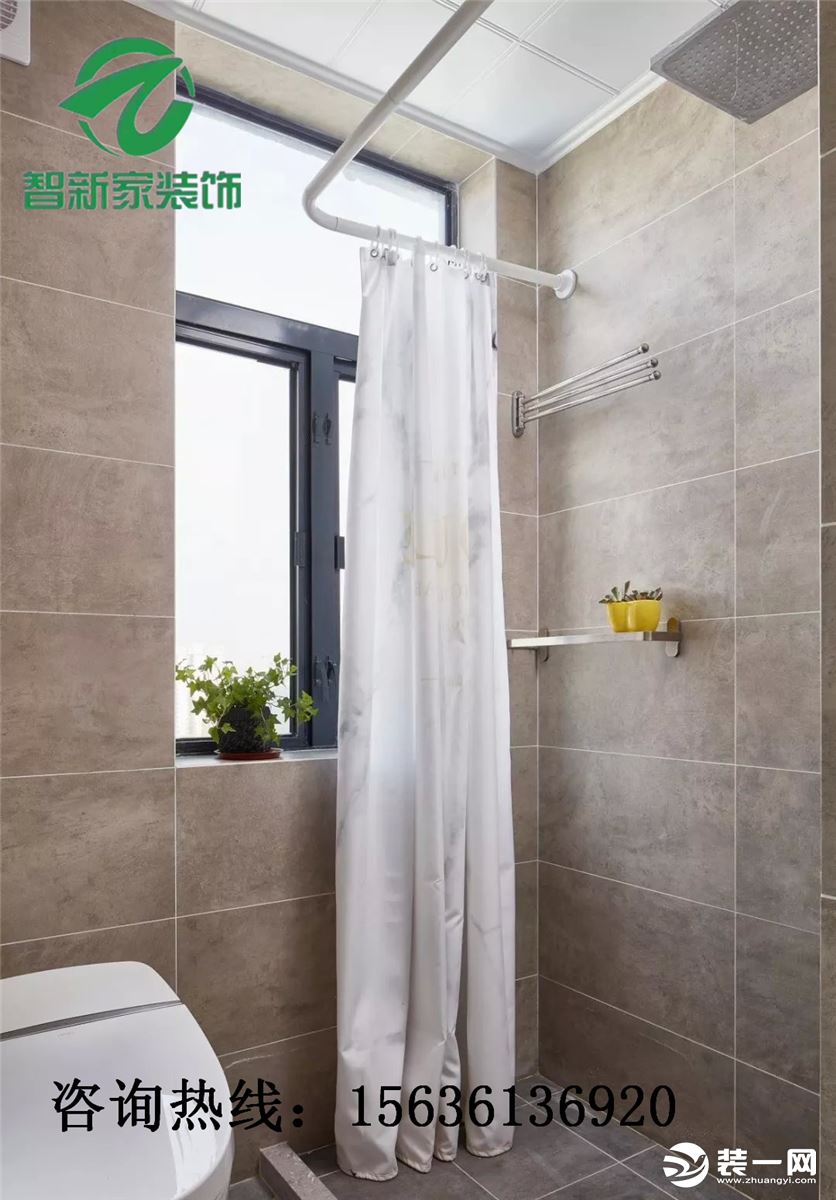 卫生间内部只有用浴帘和挡水条来分隔淋浴区和马桶，避免做上淋浴房之后，卫生间显得太过拥挤。