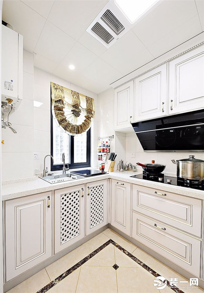 厨房有着纯净的白色橱柜，富有欧式质感的窗帘装饰了着烹饪空间，舒适宜人，带着无限的情怀置身美食之中。