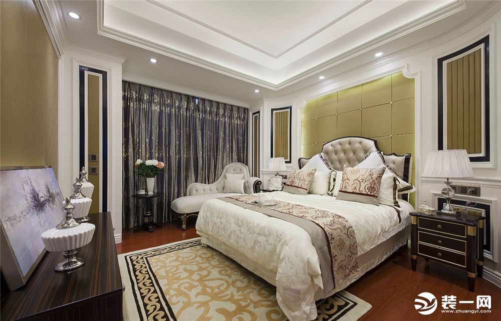 卧室入眼便是淡雅华贵之风，银色窗帘或隐或现，带来独特的美好时光，与之相配的是色调和谐的白色米色相间的