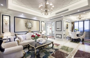 会客厅有着浓厚的欧式装修风格，欧式客厅顶部采用水晶灯，以墙面方框的装饰营造气氛，华丽高雅的沙发与精细