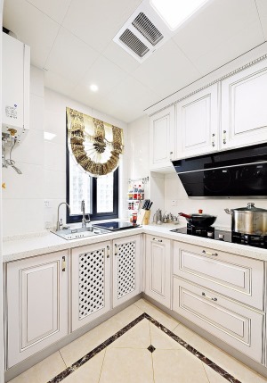 厨房有着纯净的白色橱柜，富有欧式质感的窗帘装饰了着烹饪空间，舒适宜人，带着无限的情怀置身美食之中。