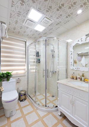 卫生间简洁大方，方格相间纹理的瓷砖富有装饰性，有着干湿隔离的浴室房，方便实用，空间小巧而不局促，干湿