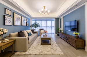 客厅，偏深的沙发背景墙因为有了挂画装饰的映衬，低调中透露出不俗的格调，也与背景墙形成对比。